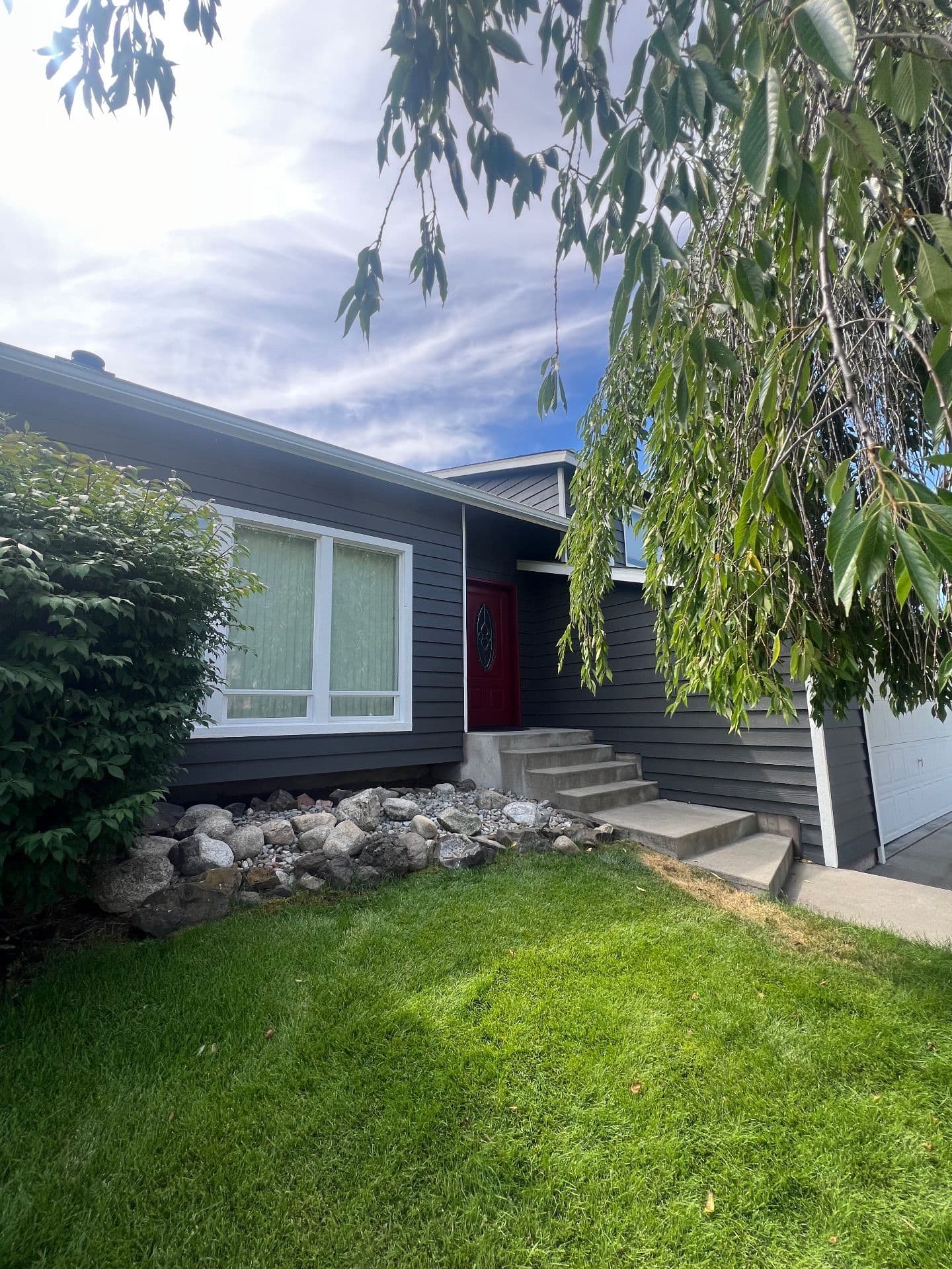 Gallery photos for Stunning Exterior Transformation with Dark Gray Finish: Image #2
